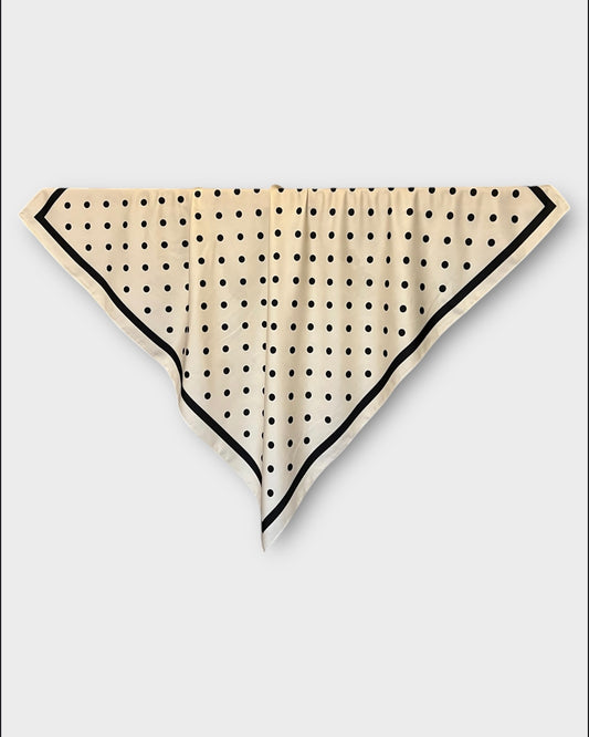 Kvadratisk Satinhijab - Polka Vit