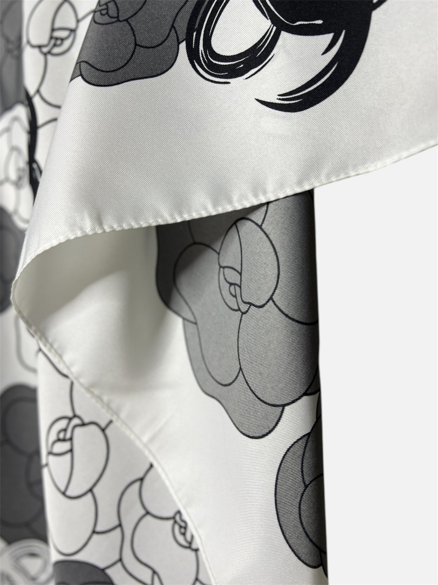 Square Hijab Silk - Floral White 