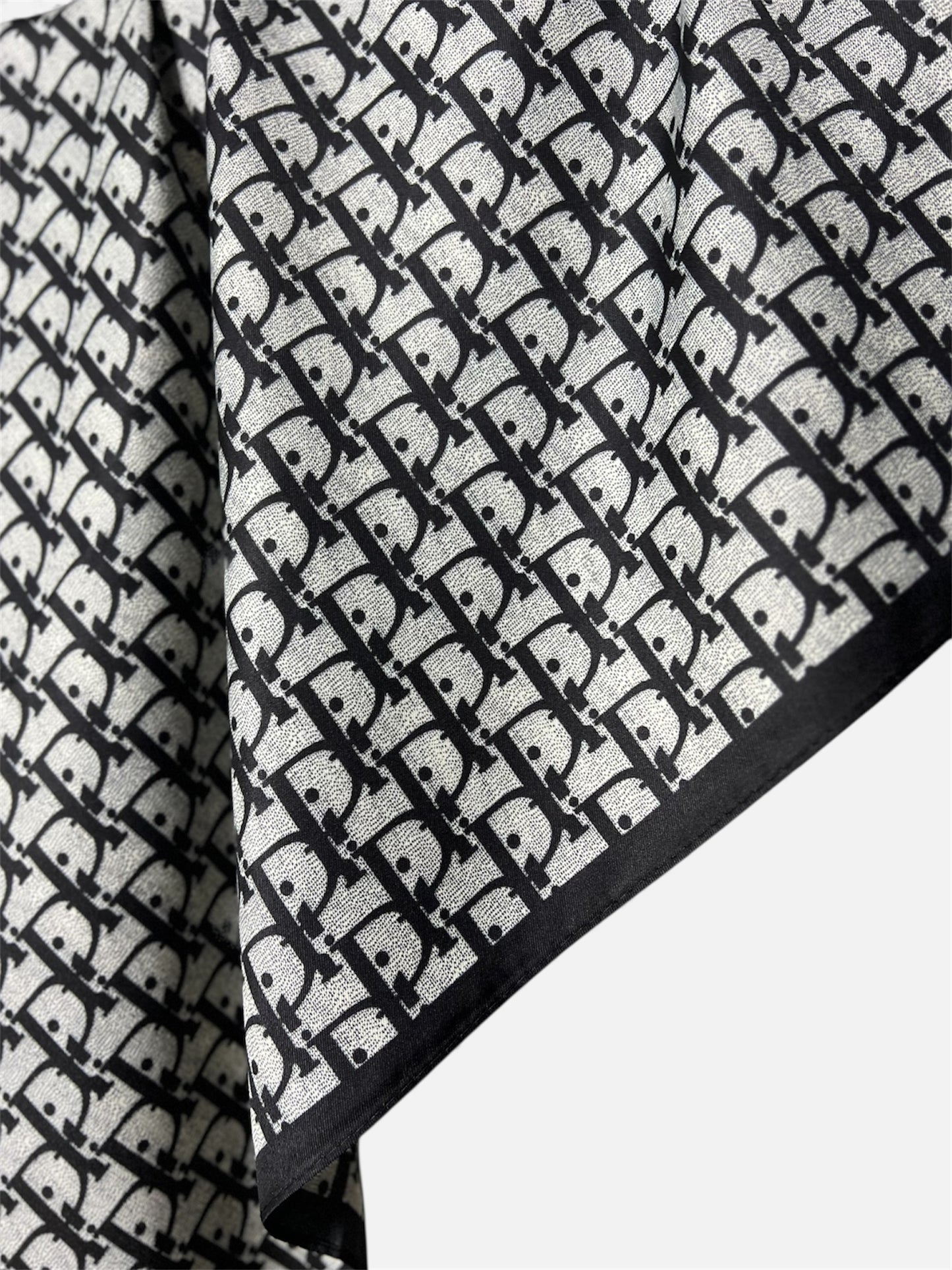 Square Hijab Silk - Black Pattern