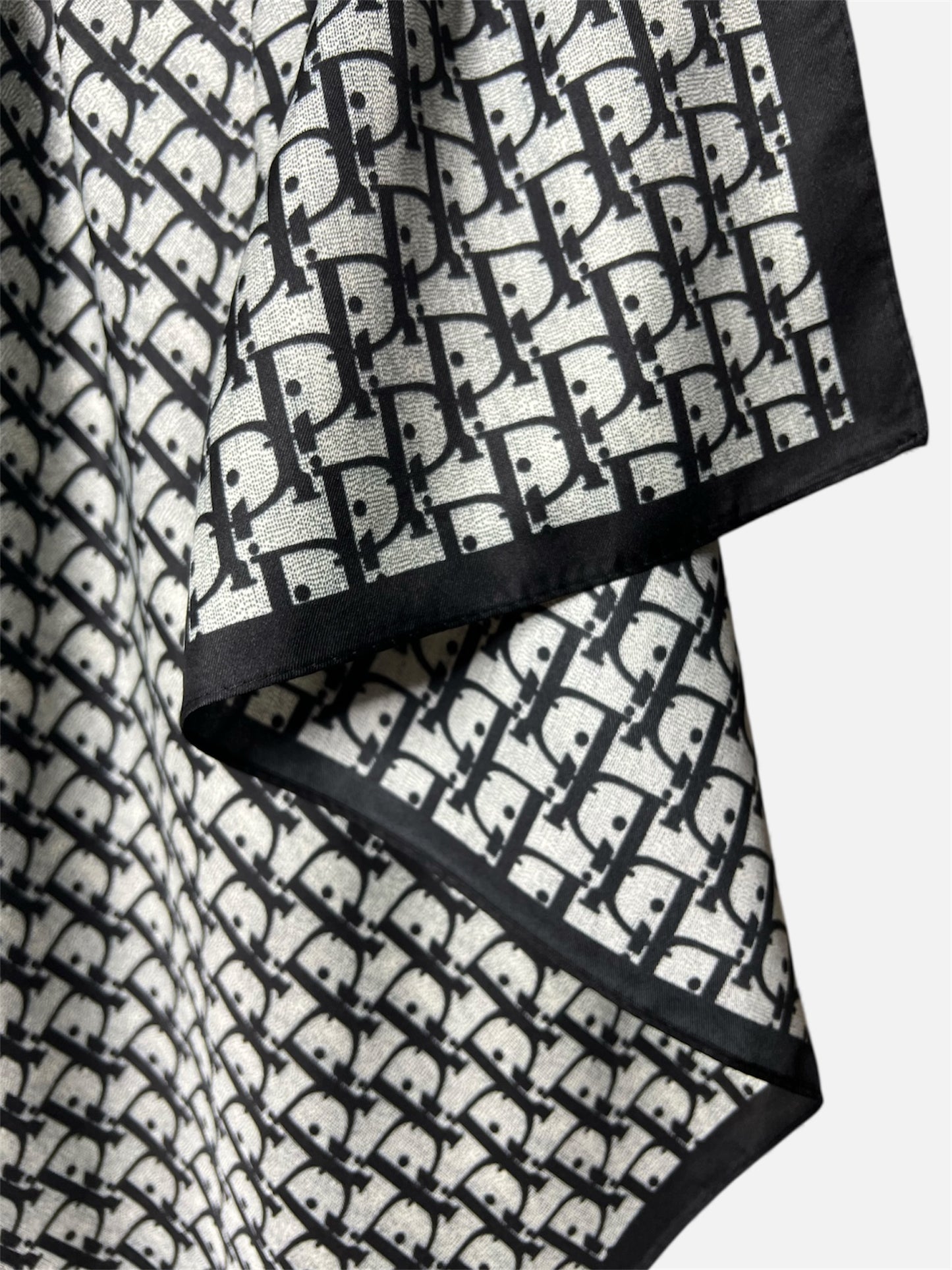 Square Hijab Silk - Black Pattern